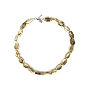 گردنبند صدفی ساحلی Cowrie Shell Necklace با صدف‌های طبیعی در رنگ‌های کرم و قهوه‌ای