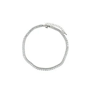 گردنبند تنیسی نقره‌ای Silver Tennis Necklace با ردیف نگین‌های درخشان روی زمینه سفید