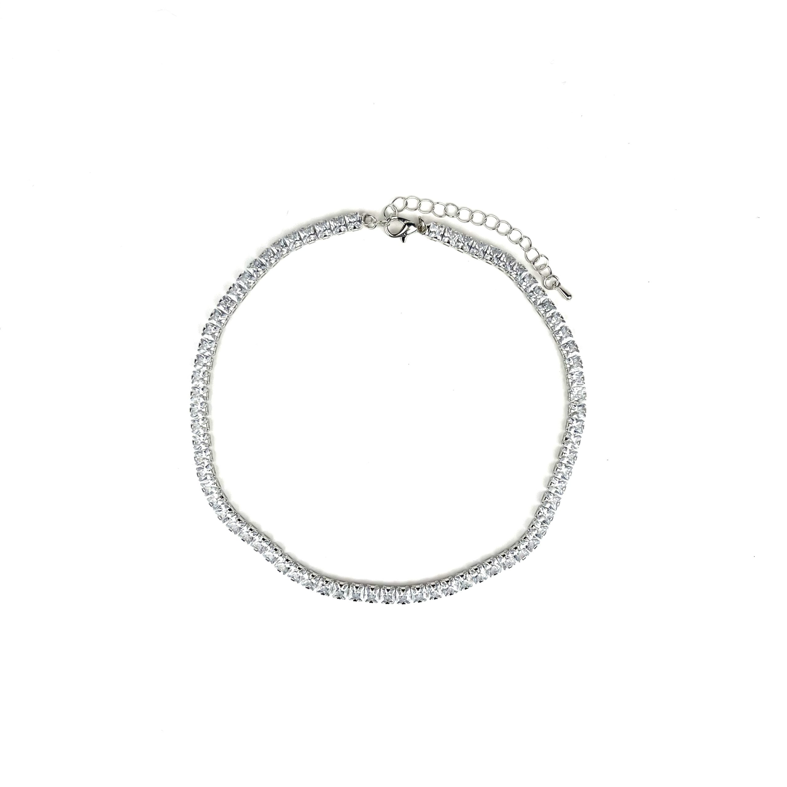 گردنبند تنیسی نقرهای Silver Tennis Necklace با ردیف نگینهای درخشان روی زمینه سفید