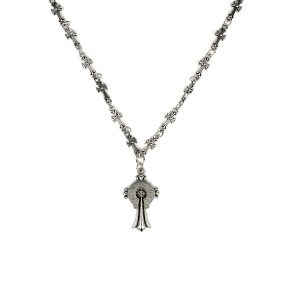 گردنبند کروم هارتز صلیب Chrome Hearts Cross Necklace نقره‌ای با زنجیر طرح کراس روی زمینه سفید
