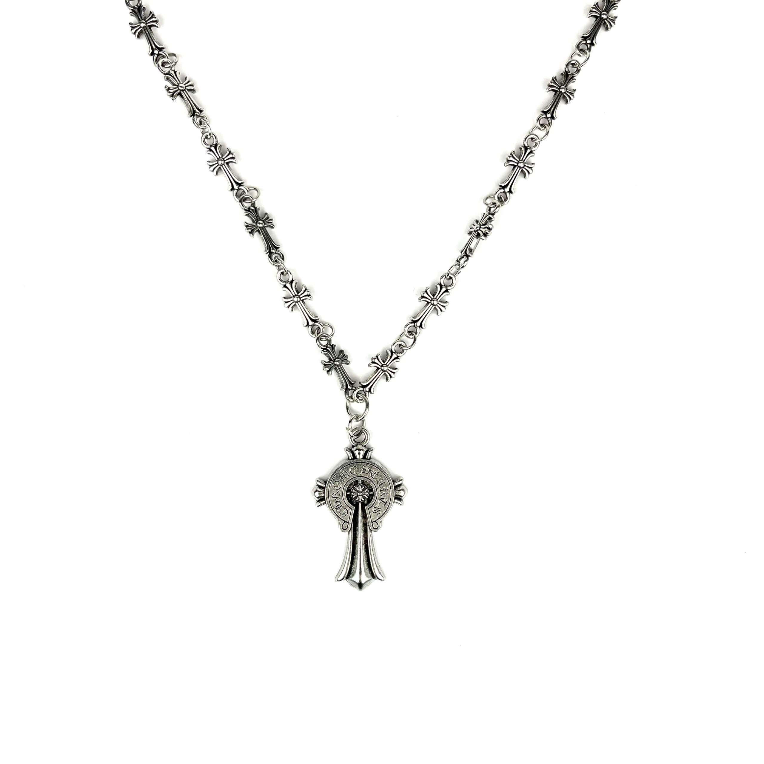 گردنبند کروم هارتز صلیب Chrome Hearts Cross Necklace نقرهای با زنجیر طرح کراس روی زمینه سفید