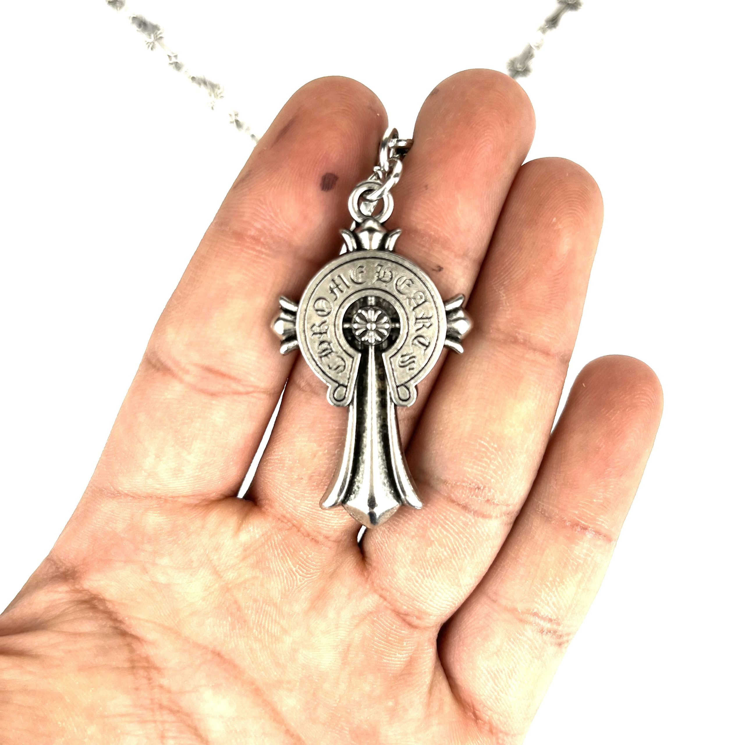 گردنبند کروم هارتز صلیب Chrome Hearts Cross Necklace نقرهای با زنجیر طرح کراس روی زمینه سفید