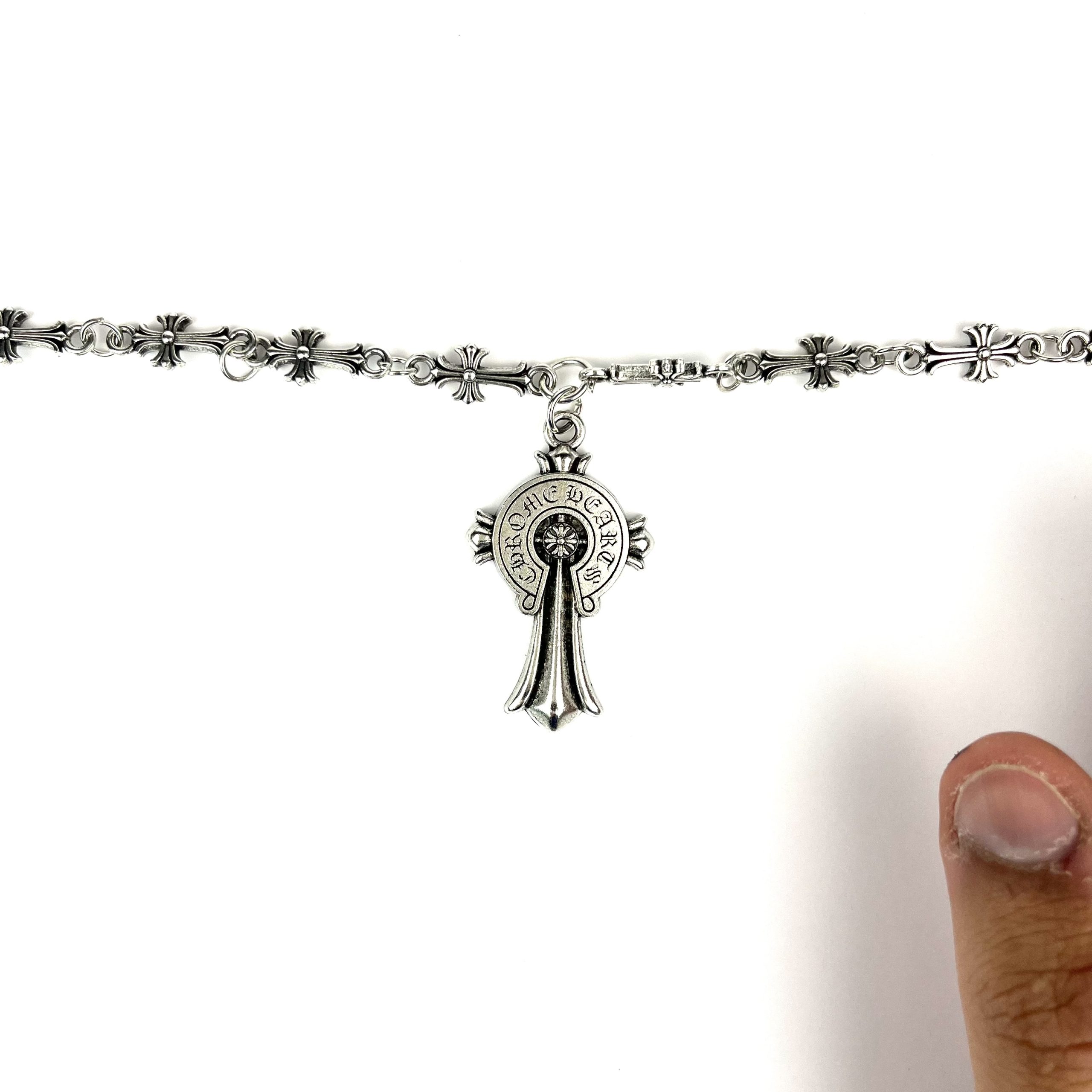 گردنبند کروم هارتز صلیب Chrome Hearts Cross Necklace نقرهای با زنجیر طرح کراس روی زمینه سفید