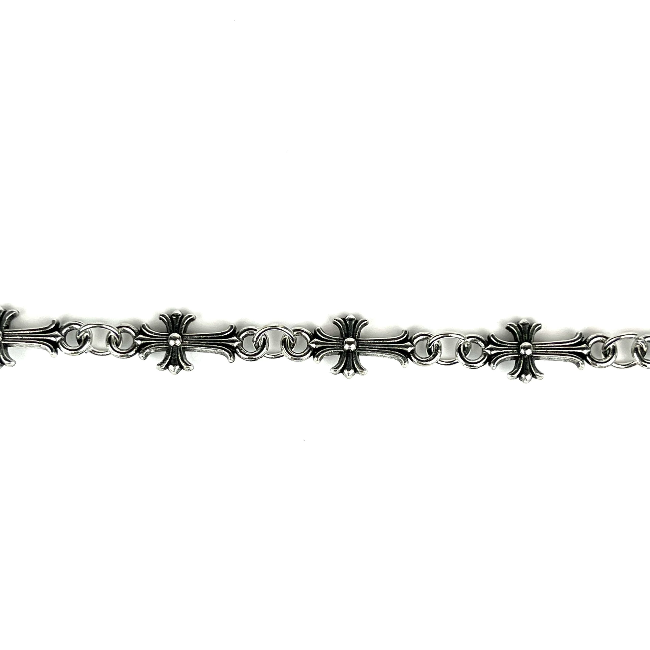 گردنبند کروم هارتز صلیب Chrome Hearts Cross Necklace نقرهای با زنجیر طرح کراس روی زمینه سفید