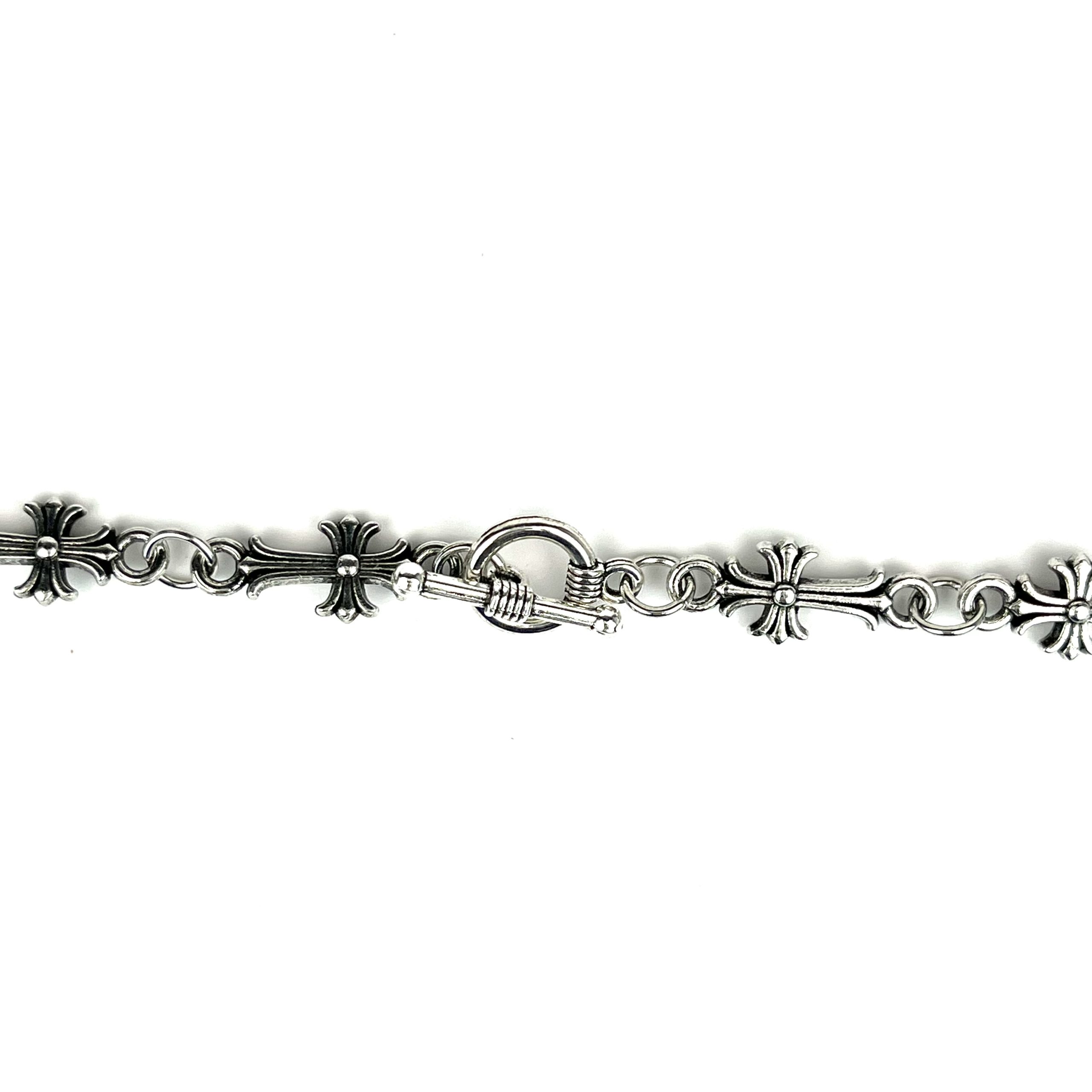 گردنبند کروم هارتز صلیب Chrome Hearts Cross Necklace نقرهای با زنجیر طرح کراس روی زمینه سفید