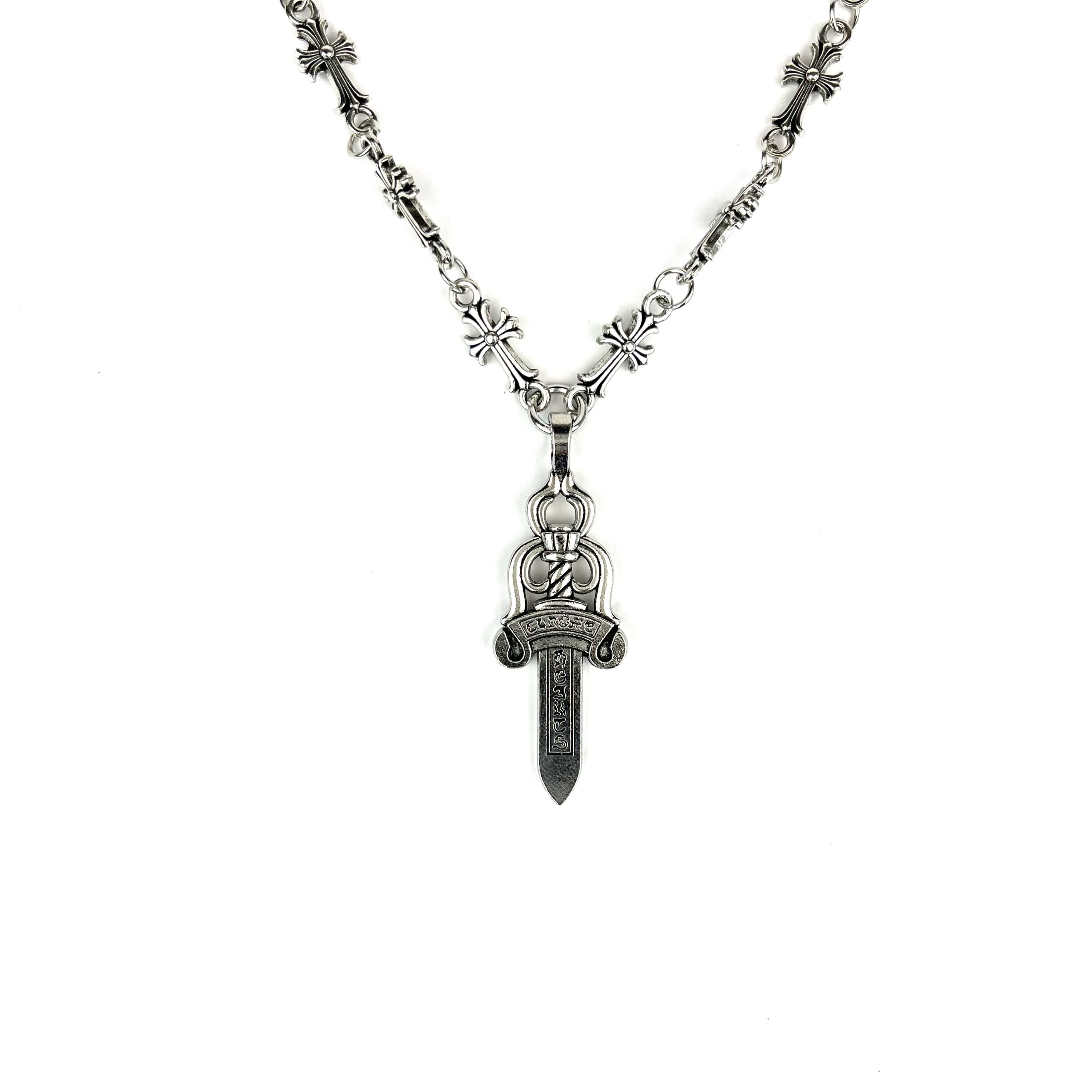 گردنبند کروم هارتز صلیب Chrome Hearts Cross Necklace نقرهای با زنجیر طرح کراس روی زمینه سفید