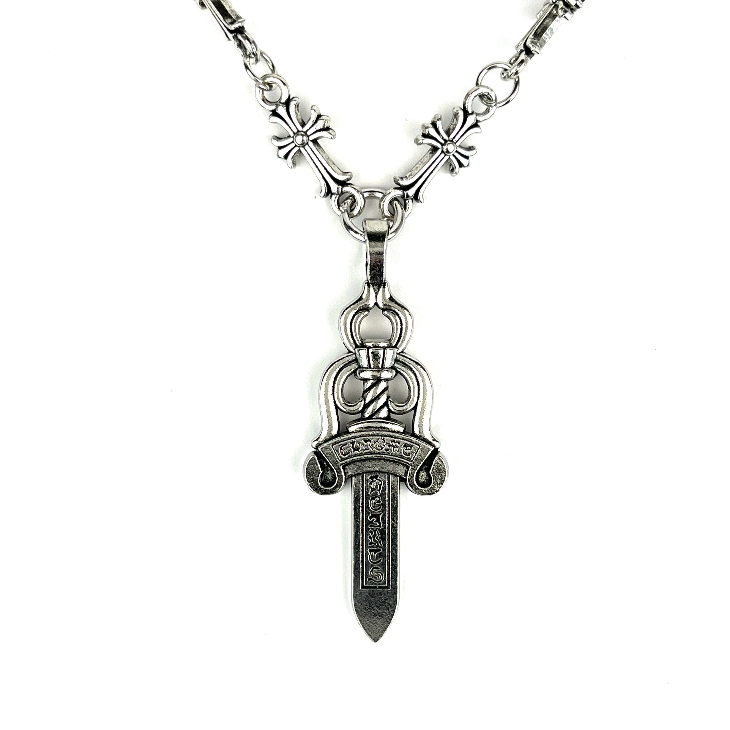 گردنبند کروم هارتز صلیب Chrome Hearts Cross Necklace نقرهای با زنجیر طرح کراس روی زمینه سفید